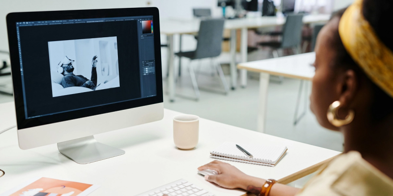 Woman designing a website adding appointment booking with Koalendar